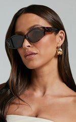 Keisha Sunglasses - Wide Rim Sunglasses in Tort